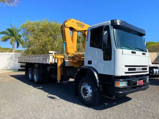 Iveco Eurocargo 230e24 trucado ano 2010 equipado com munck Hincol 43 em bom estado