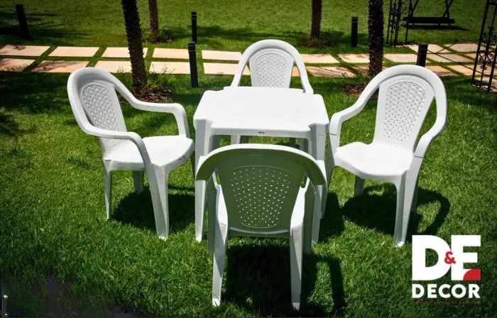 Conjunto de mesa e poltronas plásticas 182kg