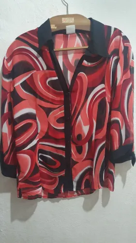 Camisa estampada com detalhes em preto