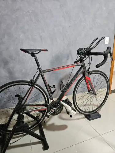 Bicicleta Speed Caloi racing com acessórios
