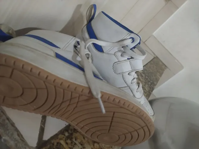 Tênis branco com detalhes em azul