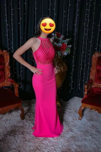 Vestido de festa rosa vibrante com detalhe brilhante