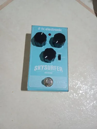 Pedal de Reverb TC Electronic Skysurfer para guitarra violão 