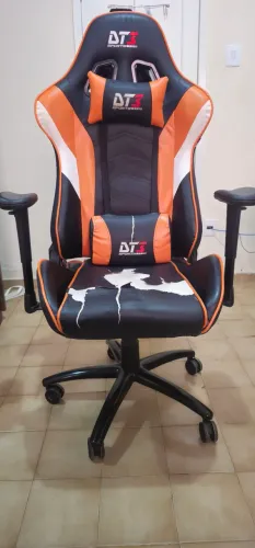 Cadeira game Dt3 Sports Elise V3 Laranja com almofadas, descanso de braço e ajuste altura