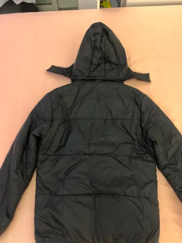 Jaqueta puffer preta com capuz
