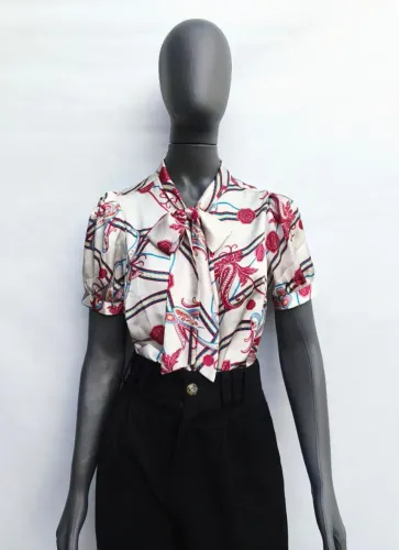 Blusa Elegante com Estampa Floral e Laço