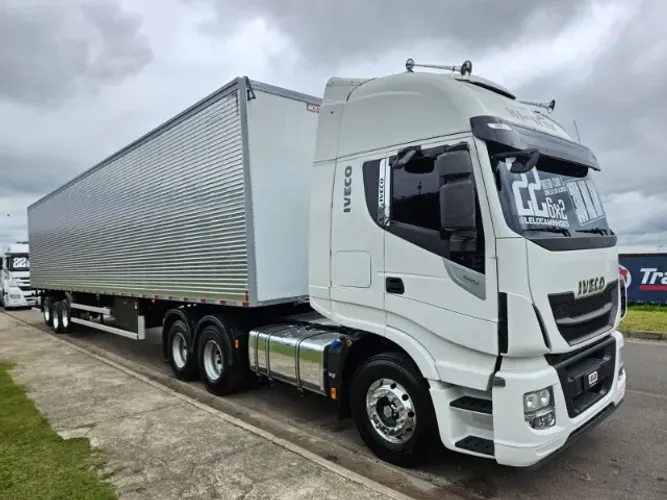 Iveco Hiway 440 6x2 Ano 22 Teto Alto Aut Baixo km + Baú 30 plt Nostra ano 25 0km s/pneus