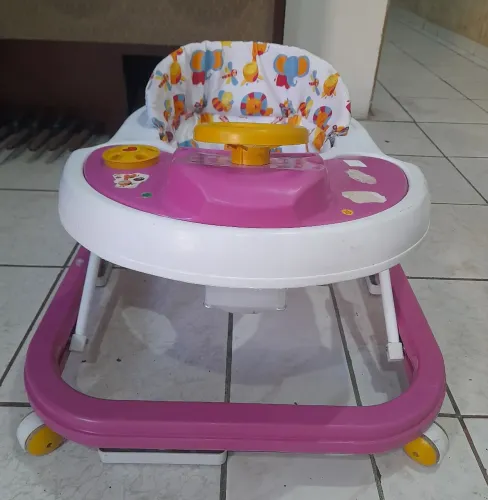 Andador Infantil Rosa com Bandeja de Atividades