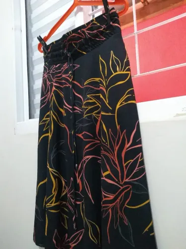 Saia social  feminina com bolso.