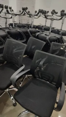 Cadeira de escritório Semi Novas R$180,00 cada