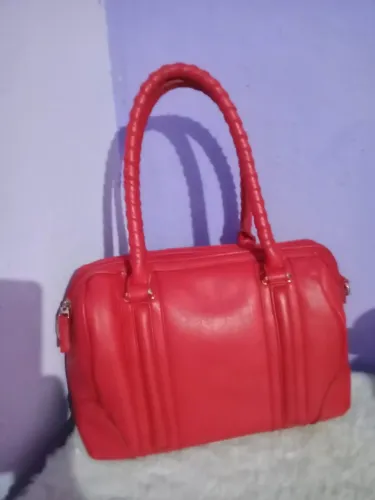 Bolsa linda  vermelha de couro 