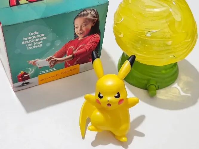 Boneco Pikachu Coleção Mcdonald's com caixa do mclanche Feliz