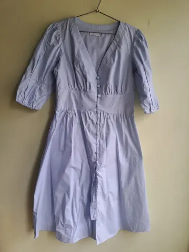 Vestido azul claro com botões