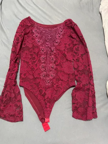 Body feminino de renda