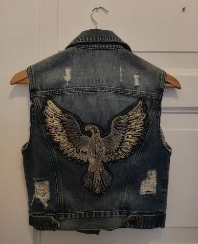 Colete jeans feminino bordado em linha metálica - Contatos