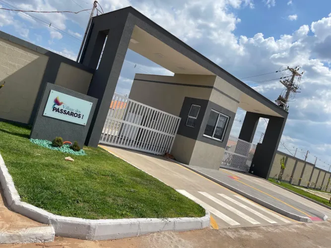 ALUGO CASA EM CONDIMINIO FECHADO COM 2 QUARTOS E QUINTAL ÁREA DE LAZER COMPLETA 