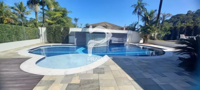 Casa em condomínio fechado com piscina, 4 suítes, Enseada