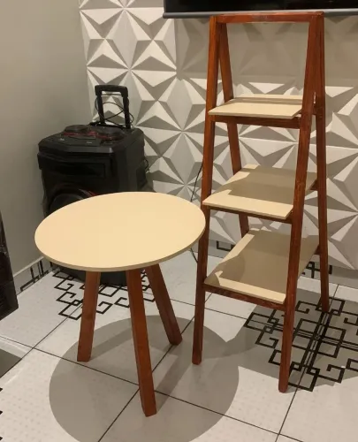 Conjunto de mesa e escada decorativa