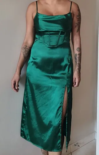 Vestido verde de cetim com fenda lateral