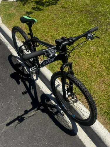 BIKE KRW aro 26, com Velocimento, Odômetro , câmbio shimano , pneus novos. 