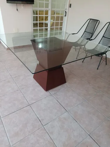 Mesa de jantar com tampo de vidro e base de madeira 
