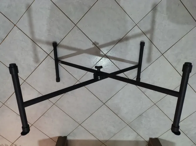 Suporte articulado para teclado ou piano.