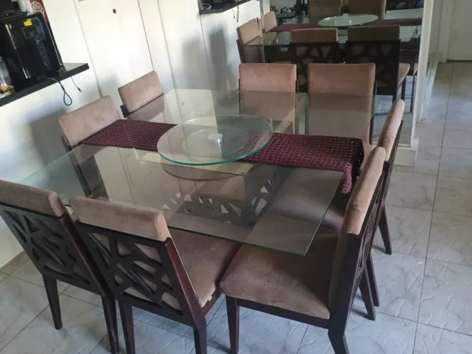 Mesa quadrada 1,80 com 8 cadeiras em madeira + aparador.