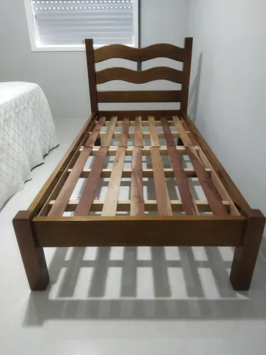 Cama de Solteiro e acompanhada com Colchão