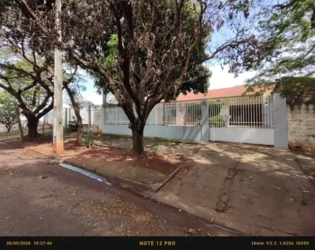 Casa com 03 quartos para alugar com ótima localização no Bairro Cidade Alta