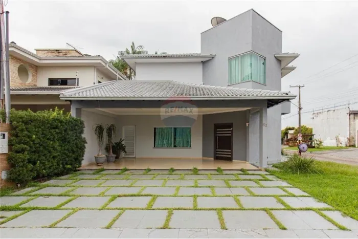 Lindo sobrado estilo Neoclássico Moderno.