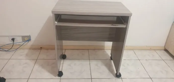 Mesa compacta para computador