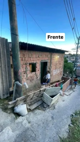 Terreno com estrutura pra laje e um comôdo na frente 