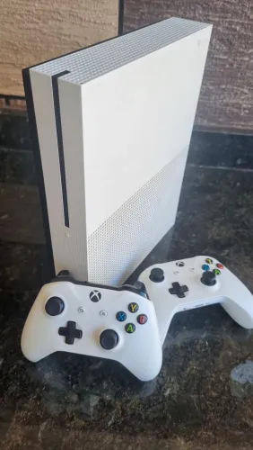 Xbox One  S + 2 Controles Original