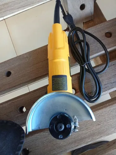 Uma Lixadeira Marca Dewalt, voltagem 220.
