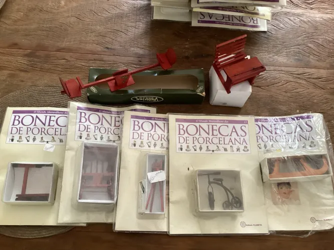 LOTE COM 13 MINI ACESSÓRIOS ?O MUNDO MARAVILHOSO DAS BONECAS DE PORCELANA? EDITORA PLANET