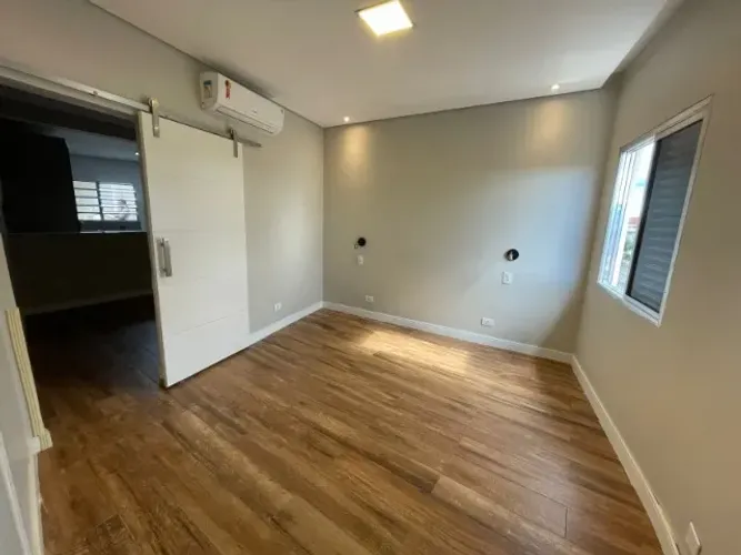 Casa no Pq dos Camargos - 2 Quartos (1 Suíte), 3 Banheiros, Ar e Garagem