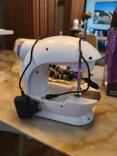 Mini máquina de costura