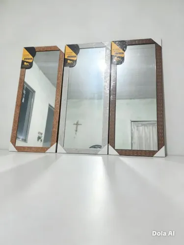 Espelho medindo 80x35 disponível na cores marrom e branco R$ 60,00