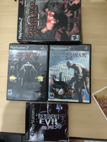 Box  dois jogos repro god off war  II colection + Residente evil 3 ps1