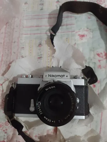 Máquina fotográfica Nikomat analógica funcionando perfeitamente!