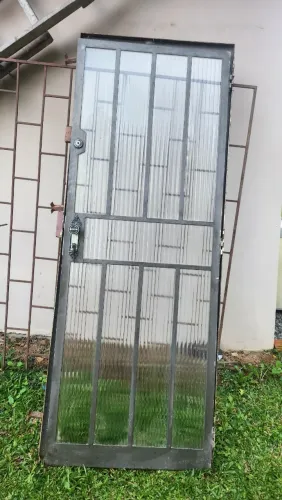 Porta de ferro com caixilho