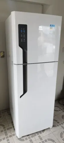 Vendo geladeira Electrolux Frost Free modelo TF56 funcionando perfeitamente faço entrega .