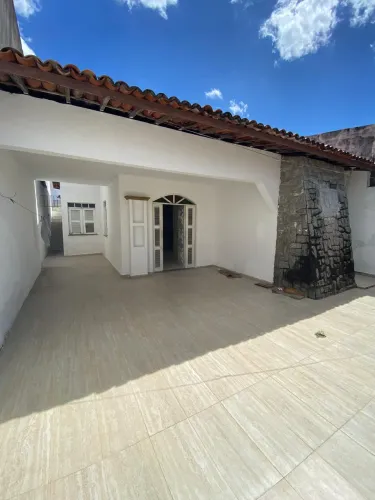 Casa Plana, c/ excelente localização, nascente, forrada, 132m², 05 qts (02 suítes), sala,