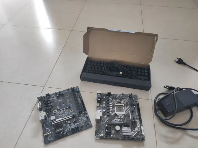 Teclado reddragon, Fonte xbox one original, 2 placa suacata uma b450 e uma intel asus H410