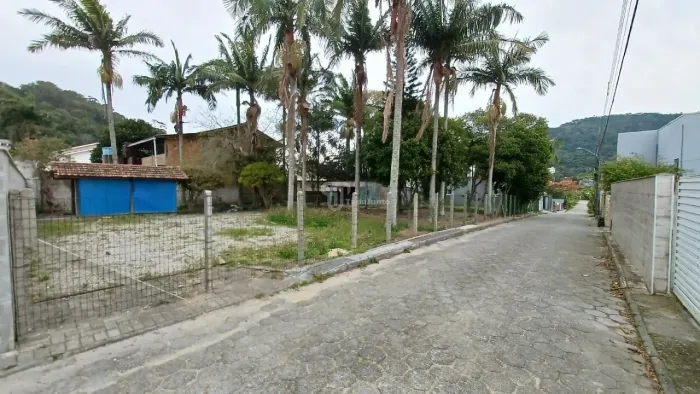 Terreno de 816m² com zoneamento ARP-2.5 a 450 metros da Praia do Morro das Pedras - Floria