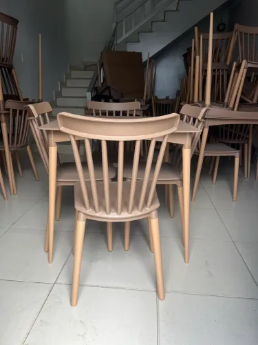Conjunto de mesa com cadeiras