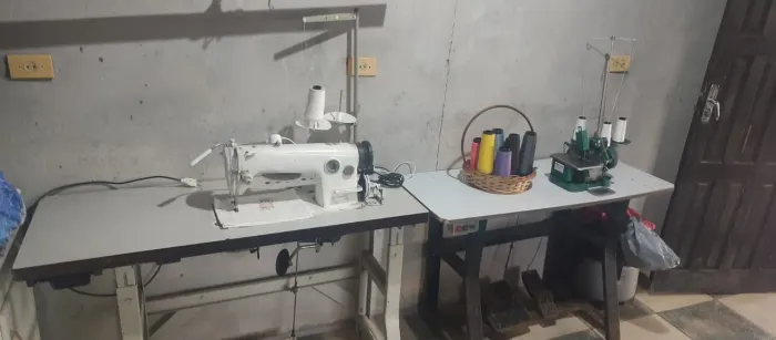 Máquina reta e overloque 