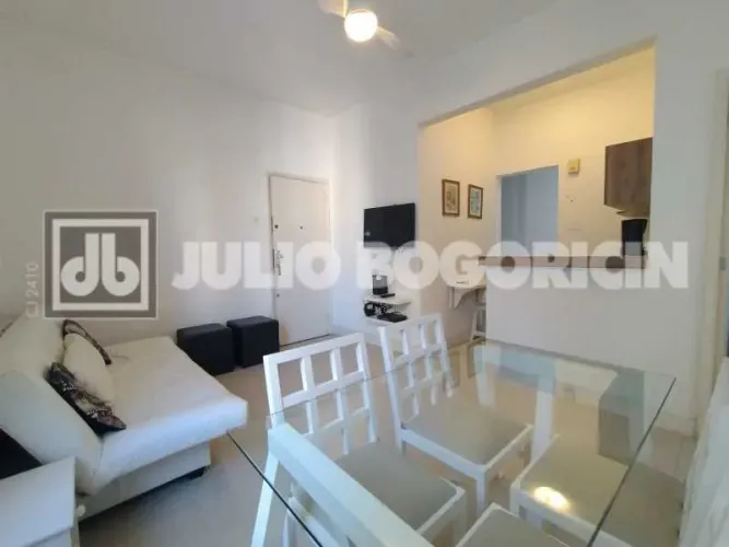 Apartamento à venda em Ipanema na quadra da praia de sala e quarto com dependência