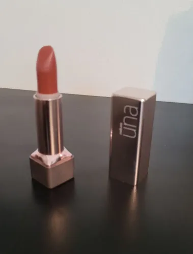 Batom Natura una nude 2C. Semi novo, na cor vermelho tomate cremoso, embalagem dourada.