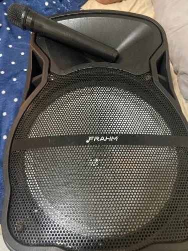 Caixa de Som Amplificada Portátil Frahm c/ Bluetooth + Pedestal e Microfone 
